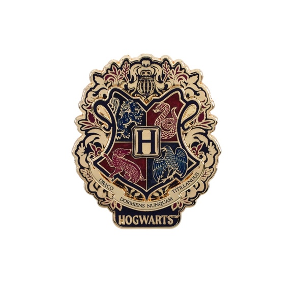 Universal Studios Harry Potter Hogwarts Crest Pin on Pin - Picture 1 of 2